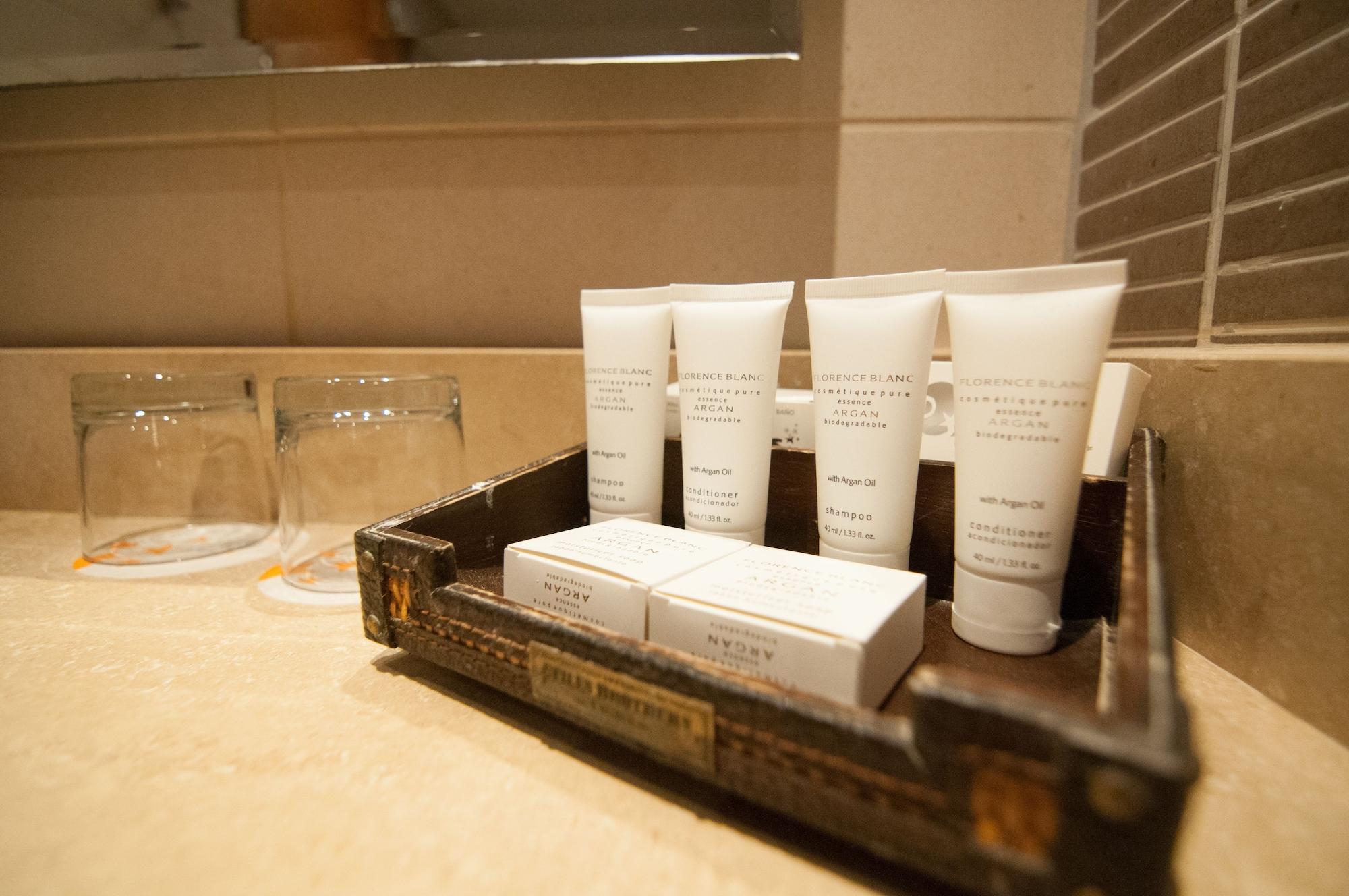 Отель Enjoy Кокимбо Экстерьер фото A selection of toiletries in a hotel bathroom