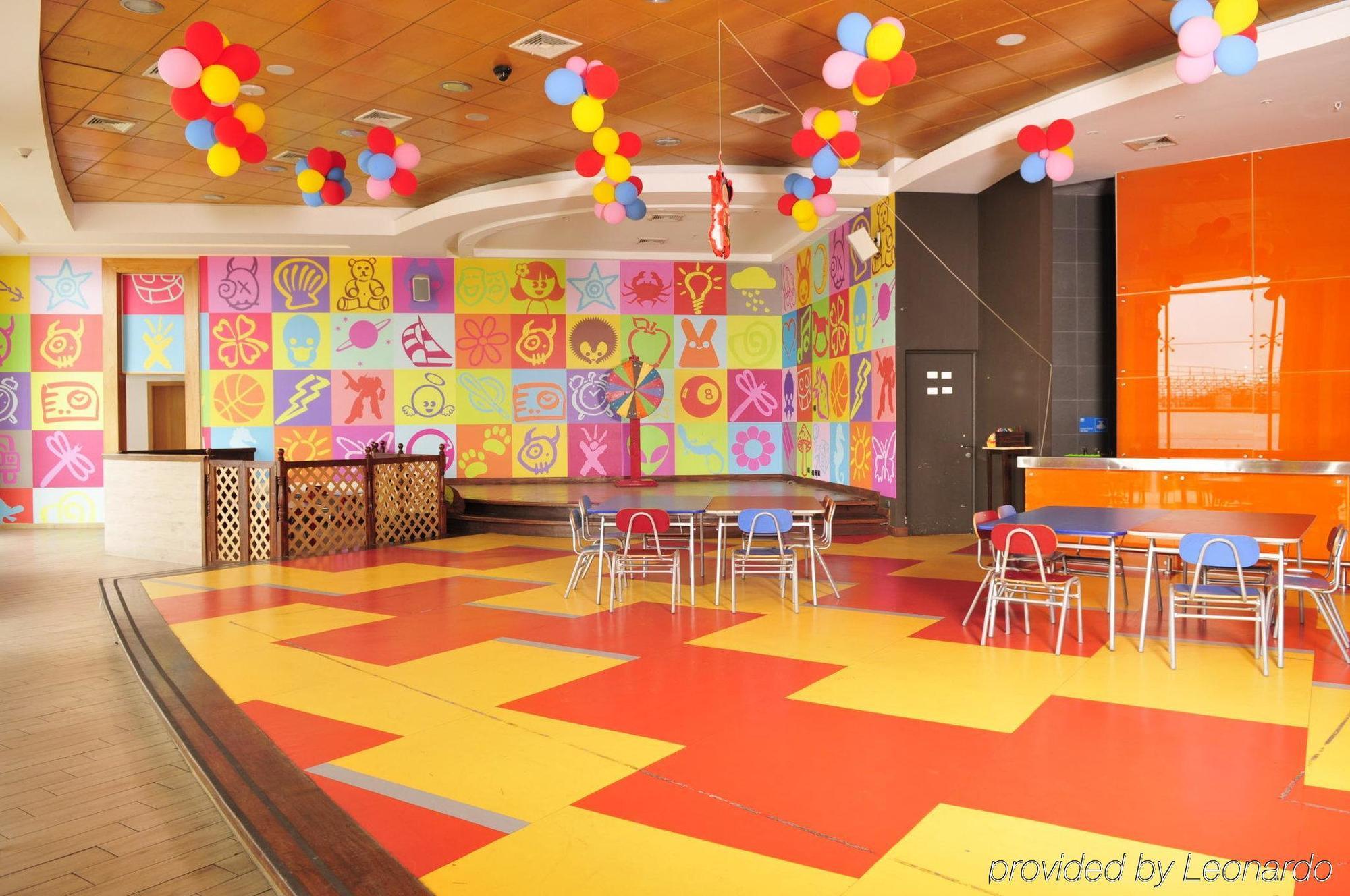 Отель Enjoy Кокимбо Ресторан фото The interior of a McDonald's PlayPlace